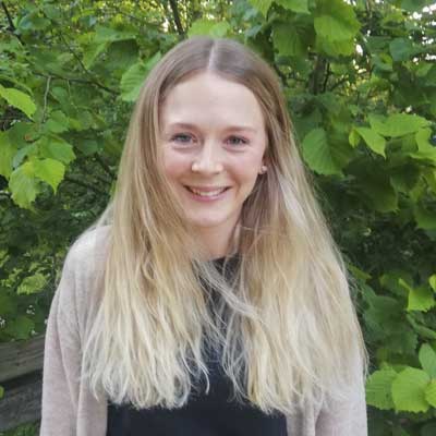Auf dem Bild ist das Vorstandsmitglied Miriam Krämer zu sehen sie hat lange blonde Haare und lacht in die Kamera