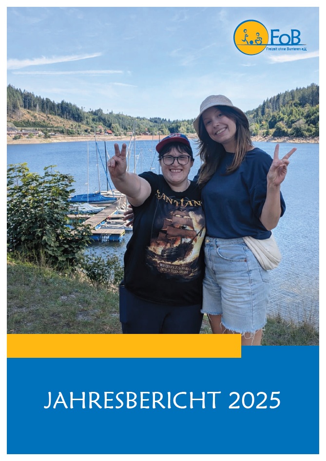 Titel_Spendenbericht-2025 Zwei junge Frauen blicken lächelnd in die Kamera und zeigen mit ihren Fingern ein Peace-Zeichen. Im Hintergrund sind Berge, ein See und eine Bootsanlegestelle zu sehen.