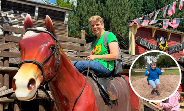 beitragsbild-globetrotter-alena Bildcollage: Alena Carina lacht auf einer Pferdefigur in einer Western-Kulisse, im runden Bildausschnitt schwingt sie zusätzlich fröhlich auf einer Schaukel auf einem Sandspielplatz.